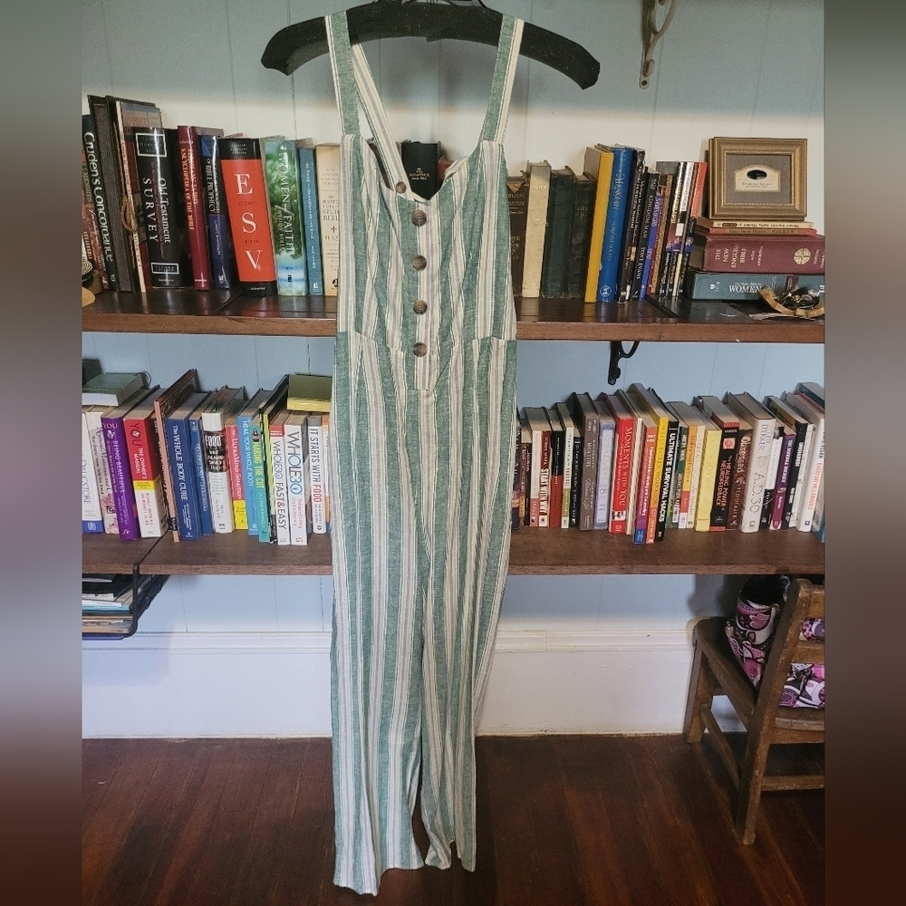 NWT Romeo + Juliet Couture striped backless romper. Women's medium
